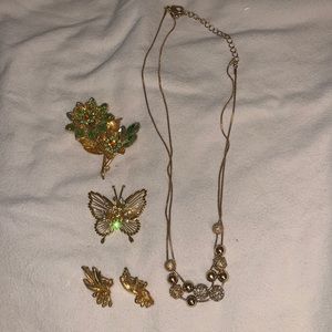 Two broches, set of earrings and a necklace